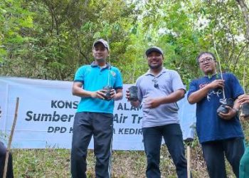 Reza Darmawan selaku Ketua KNPI bersama Anang Kurniawan selaku Kepala DLHKP (Kintan Kinari Astuti)
