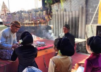 Ki Harjito Mudho Darsono saat memimpin ruwatan (Nanang Priyo Basuki)