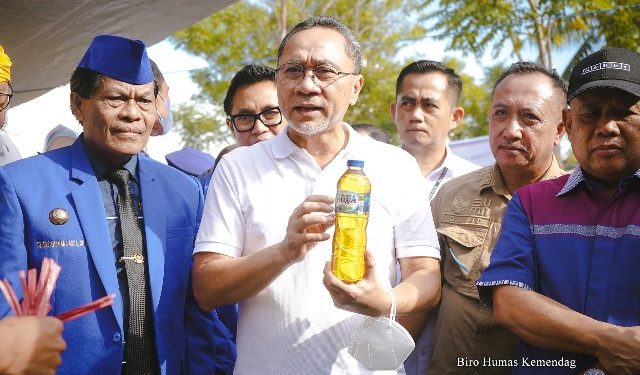 Menteri Perdagangan, Zulkifli Hasan meninjau ketersediaan stok dan harga minyak goreng di Pasar Toaya, Donggala, Sulawesi Tengah, Rabu (29 Juni). (dok humas)