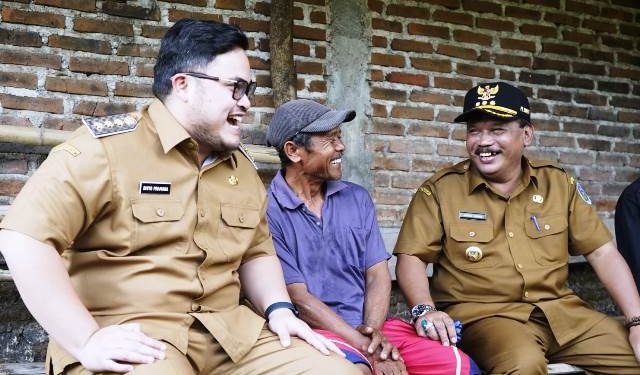Mas Dhito bertemu Kang Marhen dalam pengecekan sungai diantara dua wilayah (kominfo)
