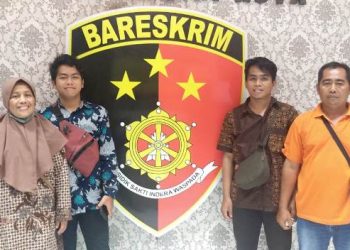 Solikin bersama istri dan kedua putranya di Satreskrim Polres Kediri Kota (Nawasinta Dian)