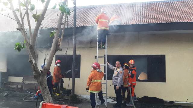 AKBP Wahyudi terlihat terjun langsung melakukan pemadaman (istimewa)