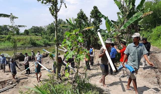 Saat penertiban galian C di aliran Sungai Konto Desa Juwet Kunjang (istimewa)