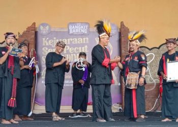 Peserta dari Timika Papua memberikan cinderamata kepada Wali Kota Abdullah Abu Bakar (Kintan Kinari Astuti)