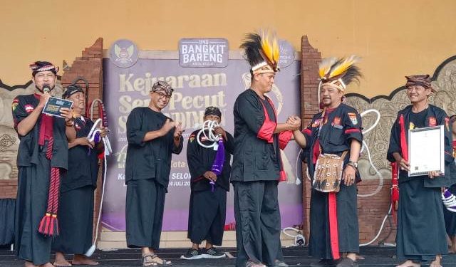 Peserta dari Timika Papua memberikan cinderamata kepada Wali Kota Abdullah Abu Bakar (Kintan Kinari Astuti)