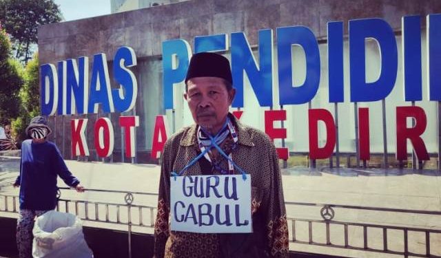 Aksi Aliansi Kediri Bersatu di depan Kantor Dinas Pendidikan Kota Kediri (Nanang Priyo Basuki)