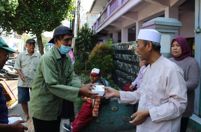 Si Jamal Berbagi Nasi kepada Pejuang Jalanan di Hari Jadi Kota Kediri