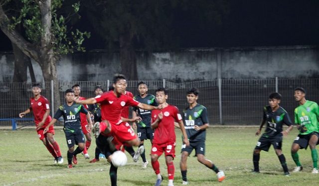 Laga uji coba Persedikab menjamu Perslobar di Stadion Canda Bhirawa (Nanang Priyo Basuki)