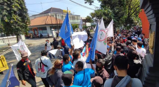 Aksi Aliansi Kediri Kediri Raya di Kantor Dinas Pendidikan Kota Kediri (Nanang Priyo Basuki)