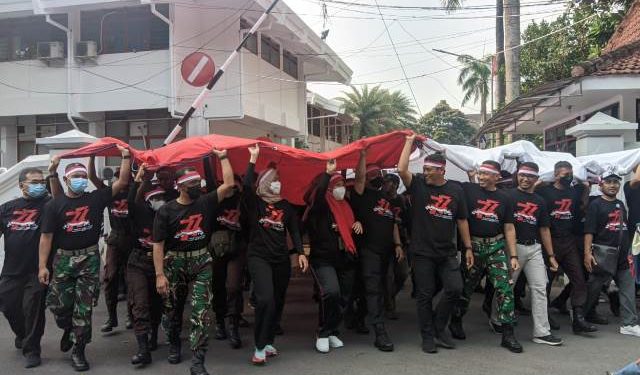 Kirab bendara raksasa start dari depan Balai Kota Kediri (Kintan Kinari Astuti)