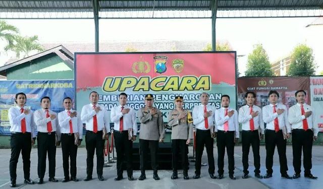 Penyerahan penghargaan di Lapangan in door Mapolres Kediri (humas)