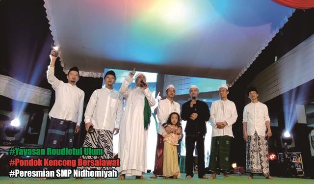 Suasana peresmian SMP Nidhomiyah di Halaman Ponpes Roudhlotul Ulum Kencong Kepung (Nanang Priyo Basuki)