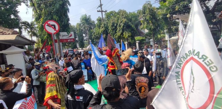 Aksi Aliansi Kediri Bersatu di depan Balai Kota Kediri (Nanang Priyo Basuki)