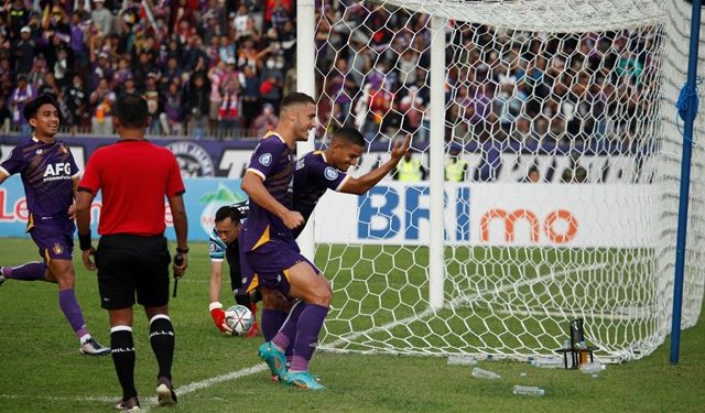 Renan saat merayakan gol hasil tendangan pinalti (Nanang Priyo Basuki)