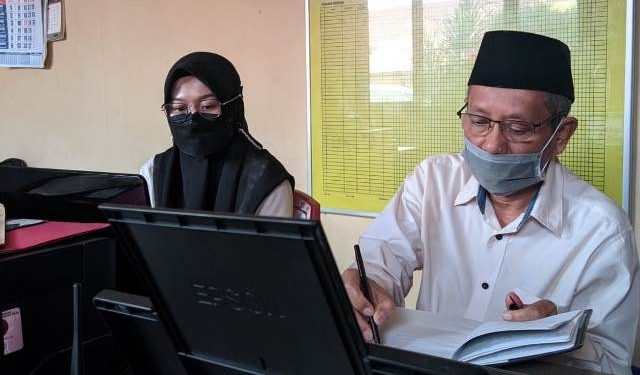 Kedua terdakwa Sri Dewi Roro dan Triyono Kutut mengikuti sidang di Ruang Khusus Polres Kediri Kota (Kintan Kinari Astuti)