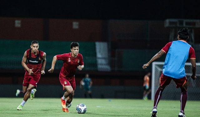 Anak-anak Macan Putih berlatih di Stadion Gelora Madura Ratu Pamelingan Pamekasan (persik fc)