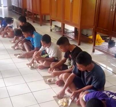 Pemain Persik U-14 tengah makan nasi bungkus (istimewa)