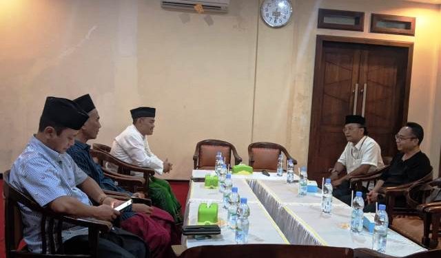 Eko Kuntadhi disambut Pengasuh Pondok Lirboyo, Gus Muid dan Ketua PCNU Kota Kediri, Gus Ab (Kintan Kinari Astuti)