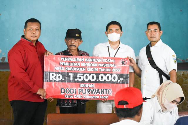 Pulih Bersama, Dodi Banteng Salurkan Bantuan Sosial