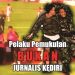 Terlihat dua orang memakai rompi pink diduga salah satunya melakukan pemukulan ke Aremania (Nanang Priyo Basuki/istimewa)