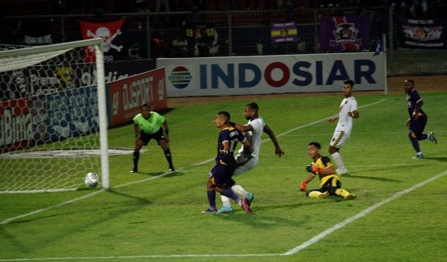 Peluang Renan Silva terbuang sia-sia di depan gawang PSM (Nanang Priyo Basuki)