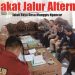 Rapat koordinasi terkait jalur alternatif truk angkut hasil galian C melintas di Desa Manggis (istimewa)