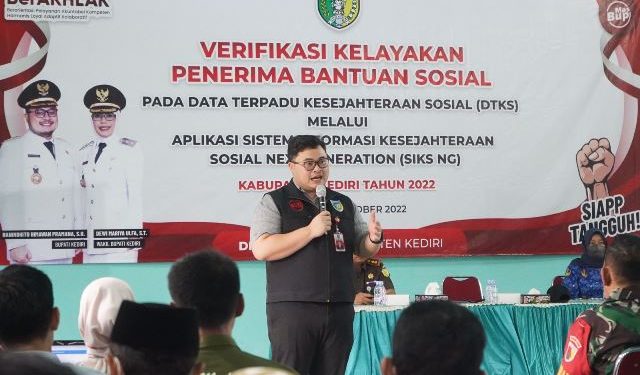 Mas Dhito didampingi Kajari memberikan pengarahan di Gedung Serba Guna Kecamatan Papar (kominfo)