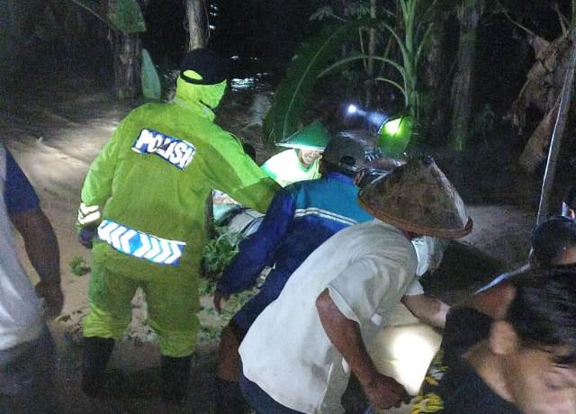 Gerak Cepat Anggota Polres Ponorogo Selamatkan 4 Korban Terjebak Banjir