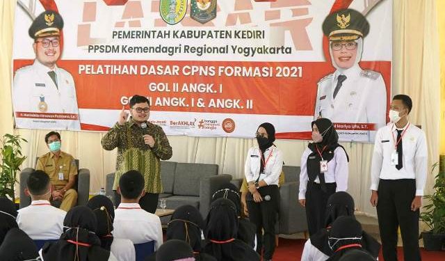 Bupati Kediri Mas Dhito saat mendengarkan langsung kritik tiga CPNS (kominfo/redaksi)