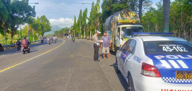 Salah satu truk ditindak petugas melanggar di kawasan rambu di larang parkir (Kintan Kinari Astuti)