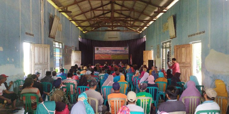 Warga Desa Joho saat tiba di balai desa kemudian ditunda (istimewa)
