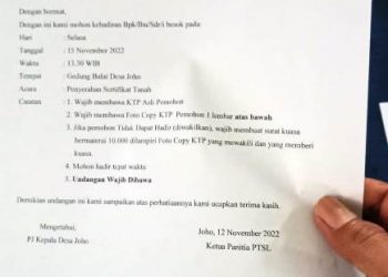 Salah satu undangan dibagikan panitia kepada warga penerima sertifikat PTSL (istimewa)