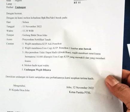 Salah satu undangan dibagikan panitia kepada warga penerima sertifikat PTSL (istimewa)