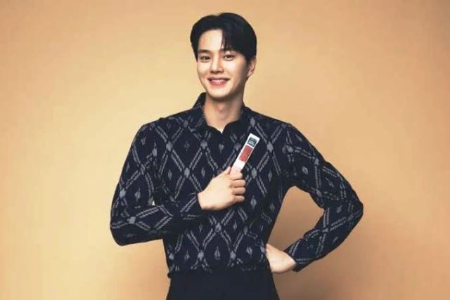 Aktor Korea Song Kang Kenakan Busana Tenun, Wali Kota Kediri : Pakai Tenun Ikat Agar Sekeren Oppa Song Kang Aktor Korea Song Kang Kenakan Busana Tenun, Wali Kota Kediri : Pakai Tenun Ikat Agar Sekeren Oppa Song Kang