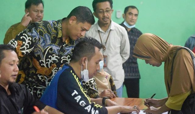 Wali Kota Mas Abu saat meninjau langsung di Balai Kelurahan Blabak (Kintan Kinari Astuti)