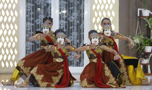 Sendra Tari Kadhiren Ditampilkan di Balai Kota Kediri Sendra Tari Kadhiren Ditampilkan di Balai Kota Kediri