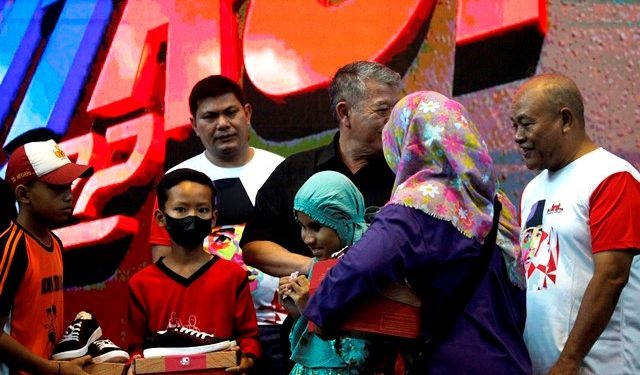 M. Muksin, plt Kadiknas Kabupaten Kediri terlihat memberi uang kepada siswa-siswi (Nanang Priyo Basuki)