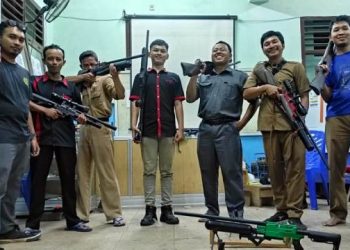 Siswa SMK Canda Bhirawa memamerkan karya senapan angin (istimewa)