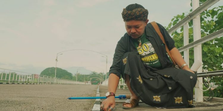 Ndoro Ngabehi Kidul Pasar saat membersihkan Jembatan Lama (istimewa)
