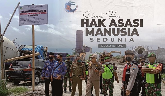 Aparat hukum gabungan pada Selasa, tanggal 29 Nopember 2022 saat memasang papan penutupan (istimewa)