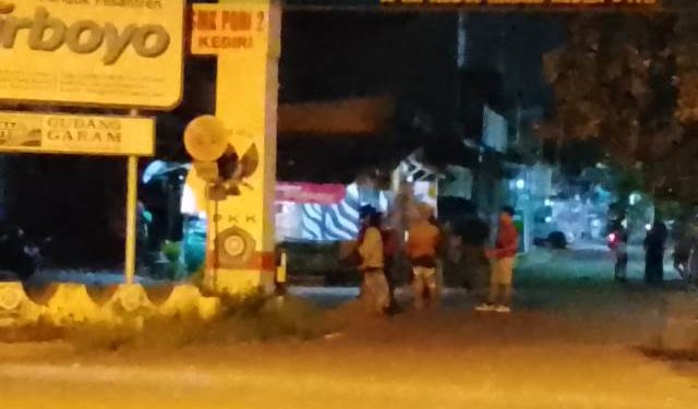 Santri Pondok Lirboyo berjaga di pintu gerbang masuk pasca kejadian penyerangan Minggu dini hari (Nanang Priyo Basuki)