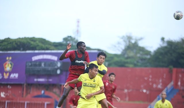 laga uji coba Persik Kediri di Stadion Brawijaya (persik fc)