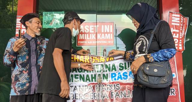 Segel Kantor AJBP Bumiputera Kediri, Puluhan Nasabah Tuntut Cairkan Klaim Asuransi