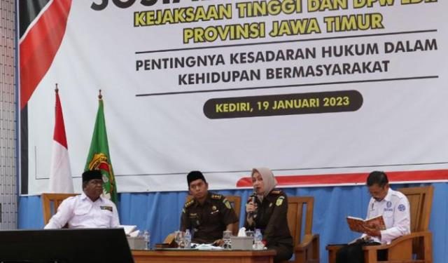 Kepala Kejaksaan Negeri Kota Kediri, Novika saat sampaikan materi (Penkum)