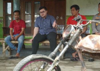 Bupati Mas Dhito kunjungi warga terdampak kerusuhan (kominfo)