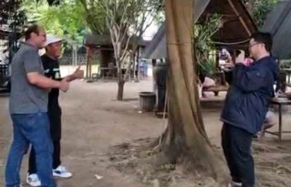 Mas Bup saat mengambil foto tamu Kades Jambu (istimewa)