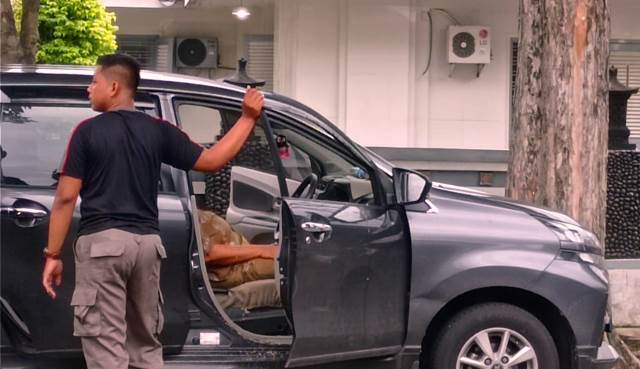 Anggota Satpol PP Berlarian Berikan Pertolongan Pertama Staf Dinsos Muntah-Muntah di depan Mako