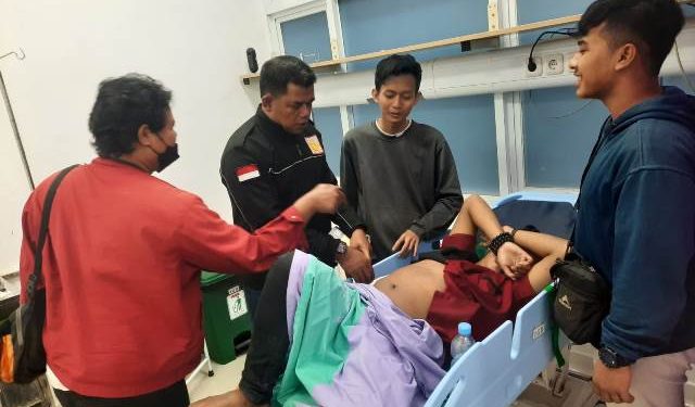 Kapolsek Kota Kompol Mustakim saat memeriksa kondisi korban (istimewa)