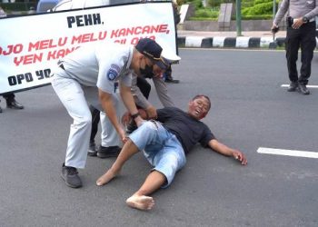 Teatrikal dipersembahkan Satlantas Polres Kediri Kota bersama Jasa Raharja (humas)