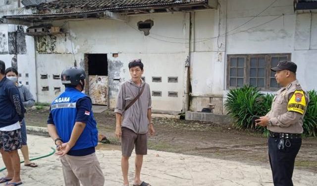 petugas gabungan berada di lokasi gudang gaplek (istimewa)